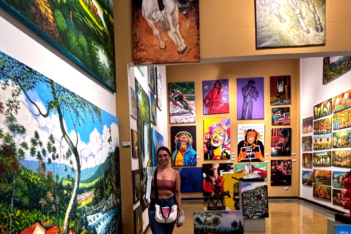 La Moneda viewpoint exterior