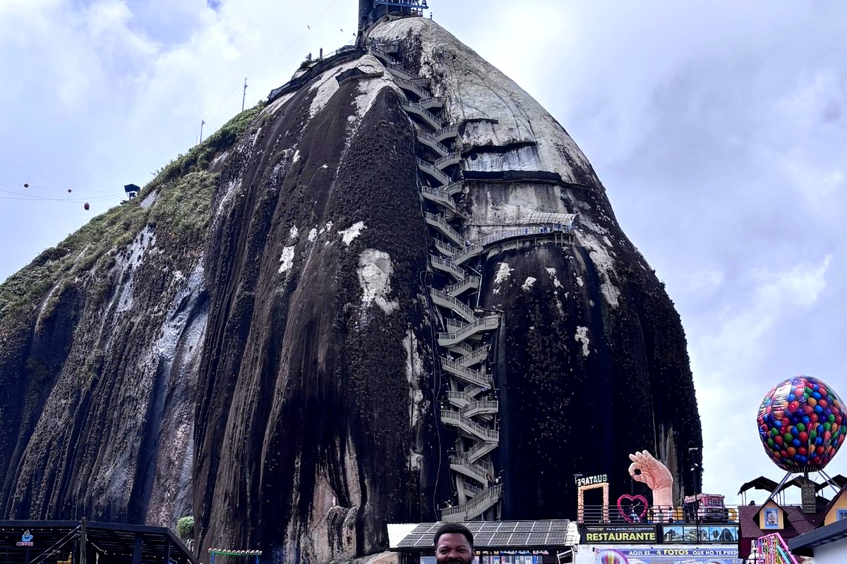 Guide in front of La Piedra del Peñol